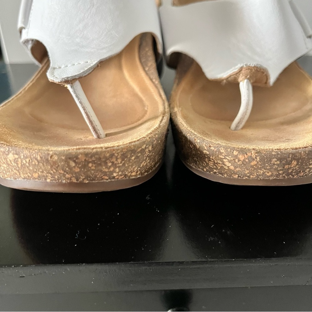 Clark’s Artisan White Leather Wedge  Sandal Sz 8.5 - Picture 2 of 9